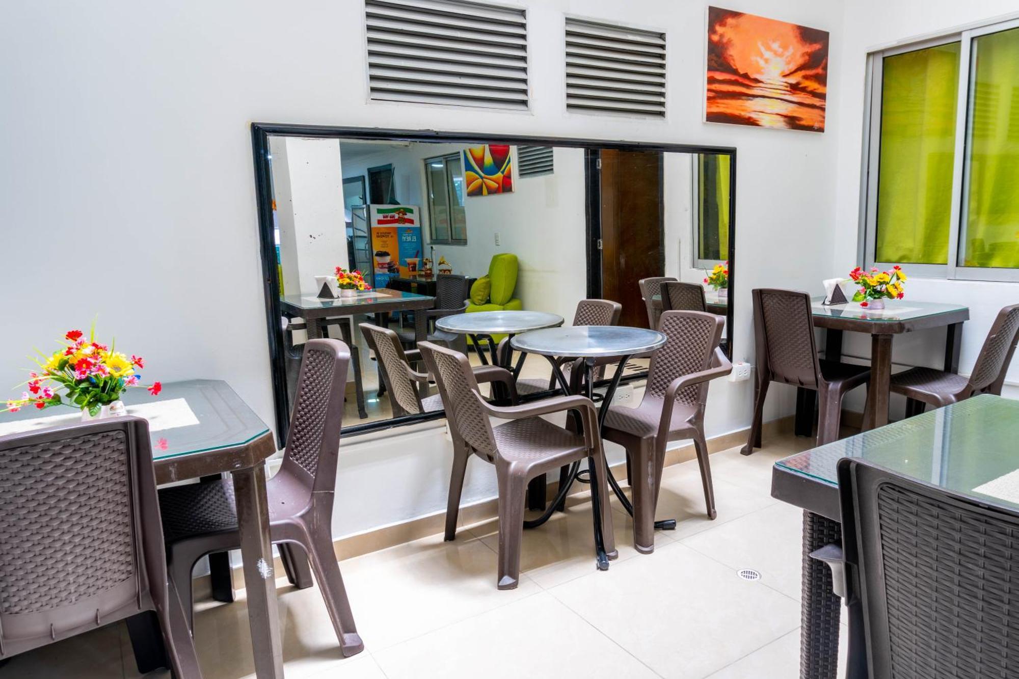 Hotel Park 6 Medellin Bagian luar foto